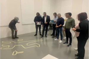 Un gruppo aziendale analizza una scena del crimine durante un'attività di team building teatrale interattivo
